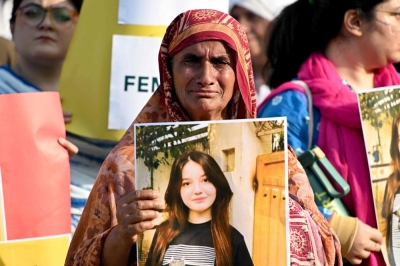 Man charged in Pakistan for murder of teenage influencer Sana Yousaf after she refused his proposals A woman weeps as she holds a poster of TikTok star Sana Yousaf during a protest held to condemn violence against women after Yousaf was killed for rejecting a man’s proposal in Islamabad June 5, 2025. — AFP pic