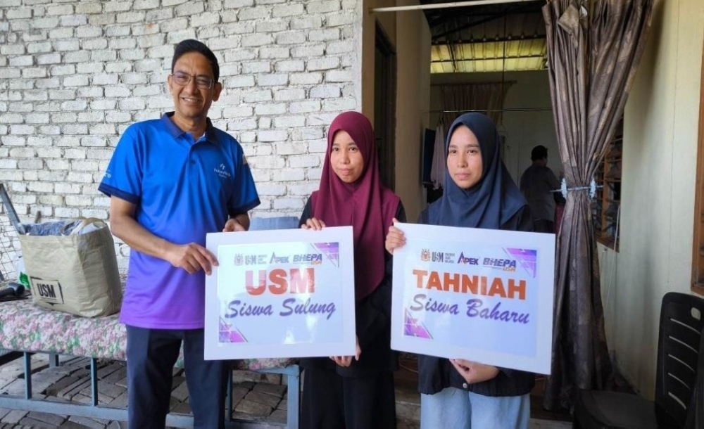 USM puts RM2.8m on the table so first-in-family B40 students can study worry-free, tuition waived and essentials covered USM vice-chancellor Datuk Seri Dr Abdul Rahman Mohamed with A’jwaa and Najwaa Abdul Hadi. — Bernama pic/USM handout