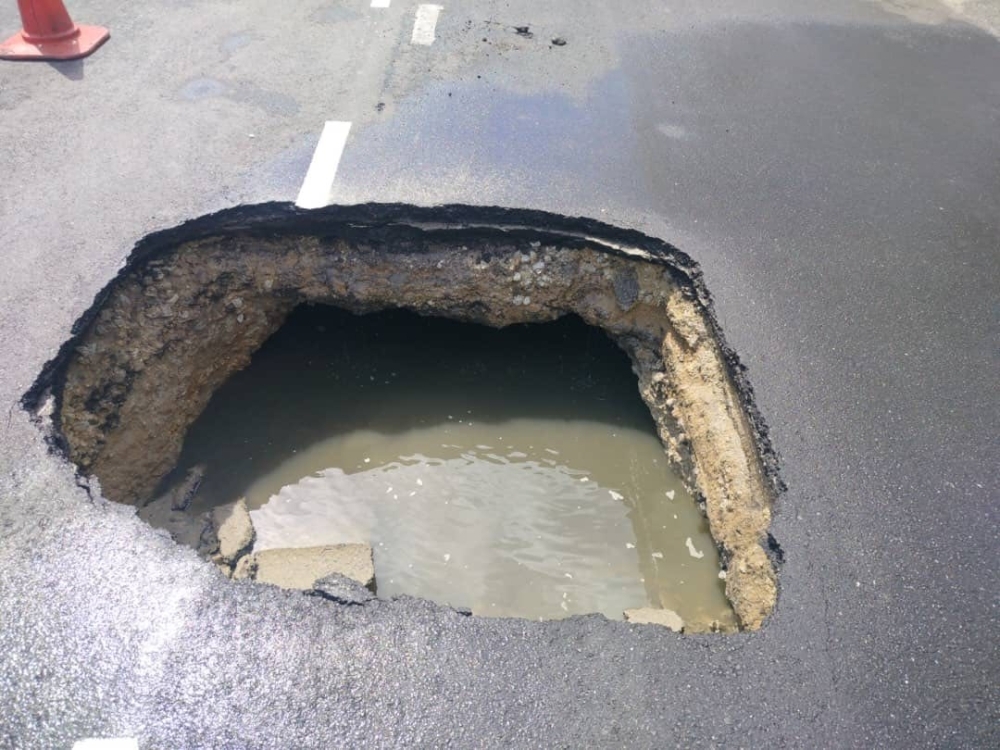 Leak in Indah Water pipe caused Jalan Burma sinkhole, confirms MBPP The sinkhole that appeared on Jalan Burma Road, near the Transfer Road intersection, has been traced to a leak in a 300mm sewage pipe owned by Indah Water Konsortium (IWK). — Picture via Facebook/MBPP
