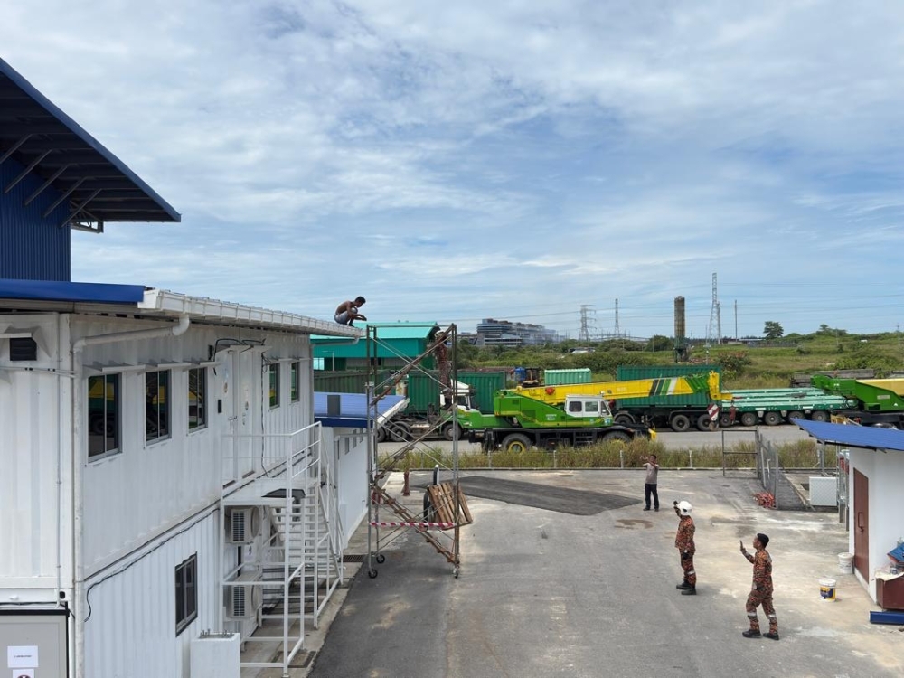 Man climbs warehouse roof in Bintulu, firefighters talk him down safely Firefighters here succeeded in persuading a man believed to be of unsound mind to descend from the roof of a two-storey warehouse at Samalaju Industrial Park today. — The Borneo Post pic