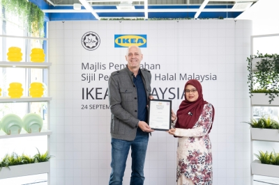 All Ikea Malaysia food outlets now Jakim halal-certified Country retail director of Ikea Malaysia, Malcolm Pruys, and Jakim senior assistant director, Halal Management Division, Noor Haslina Osman. — Picture courtesy of Ikea Malaysia
