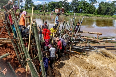 Record rain floods India, leaves at least 12 dead and paralyses Kolkata ahead of Durga Puja festival Local residents construct a temporary barrier using bamboo and poles to block a breach along the riverbank after heavy monsoon rains in Wangoi, Imphal West in India's northeastern state of Manipur September 17, 2025. At least 12 people died as heavy rain lashed the eastern Indian city of Kolkata and surrounding areas. — Reuters pic