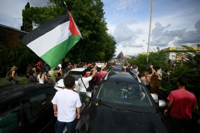 Italy sending navy frigate to assist Gaza aid flotilla, says defence minister Protesters block the traffic during a march part of the nationwide strike 'Let's Block Everything' in solidarity with Palestinians in Gaza and calling for a halt to arms shipments to Israel, in Rome on September 22. — AFP pic