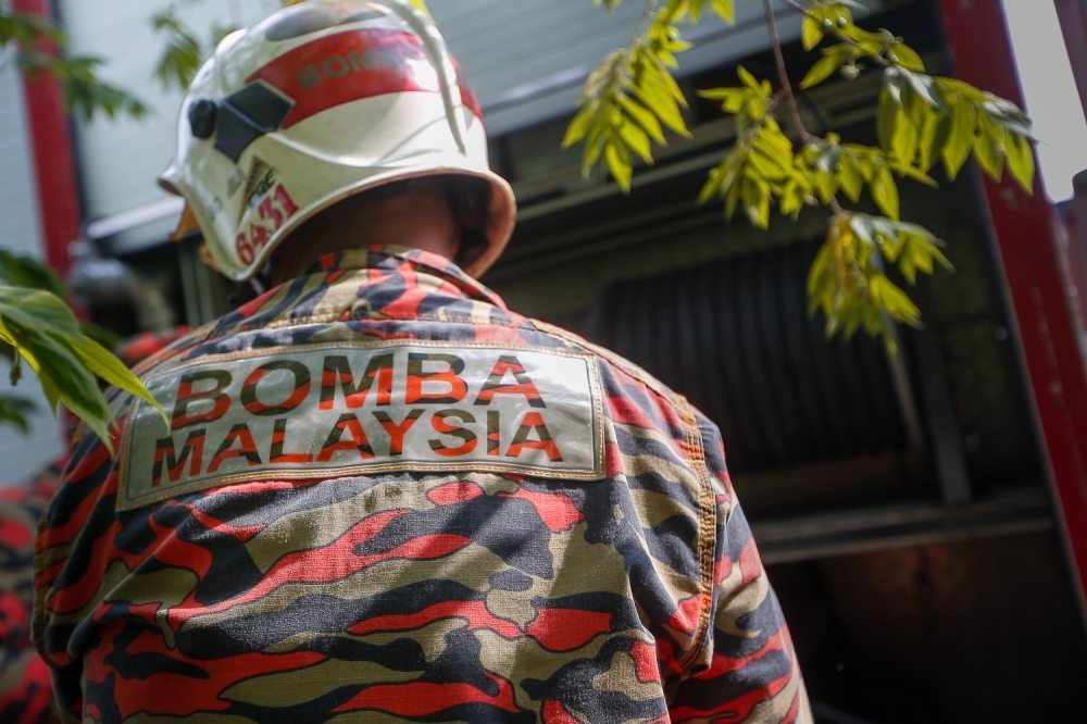 Firefighters forced to borrow bikes to reach fatal car fire at Pantai Sungai Lurus A Fire and Rescue Department personnel unloads equipment from a fire truck in Kuala Lumpur on June 26, 2025. — Picture by Raymond Manuel