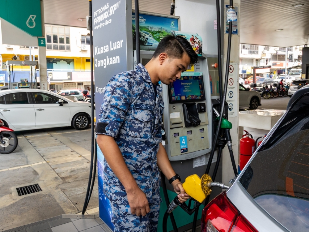 ‘Easy, smooth’: Military and police personnel first to pump under Budi95 petrol subsidy ahead of nationwide rollout Captain Zarith Ruslan from INSMAT (Material Management Training Institute) pumps petrol under the new Budi95 subsidy at a Petronas station in Kuala Lumpur September 27, 2025. — Picture by Firdaus Latif
