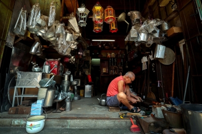 Melaka’s 75-year-old blacksmith keeps century-old craft alive with steady hands Blacksmith Yong Ah Kow, 75, prepares a custom-made steaming pot for putu piring at his shop in Jalan Hang Kasturi, Melaka, recently. Yong, who has inherited his family’s century-old craft, still works daily in his small workshop, forging and shaping kitchenware from stainless steel, aluminium and copper. — Bernama pic