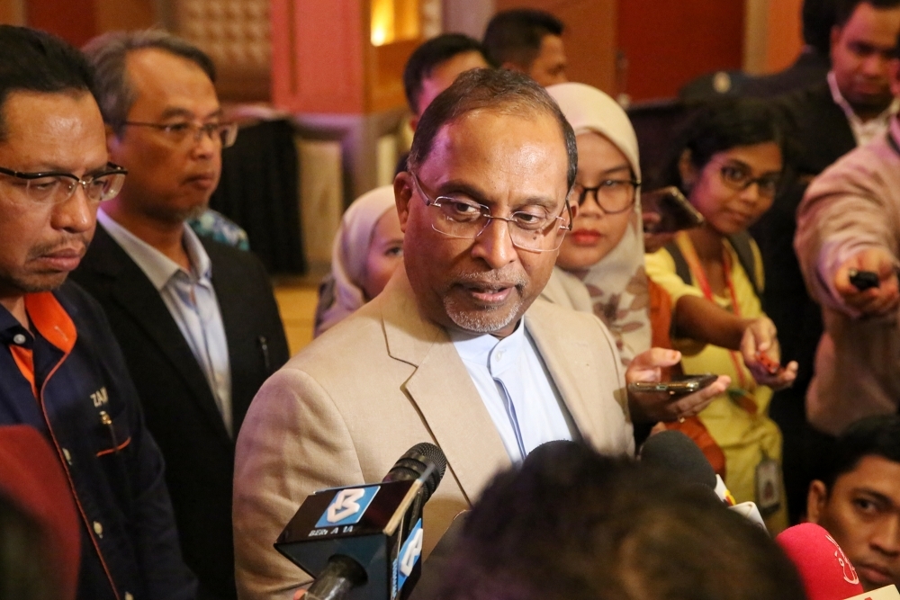MOHE committed to helping B40 students pursue higher education, says Zambry Its Minister Datuk Seri Dr Zambry Abdul Kadir said that the support is channelled through initiatives such as the Sulung initiative and the Yayasan Perkasa Siswa (YPS) fund. — Bernama file pic