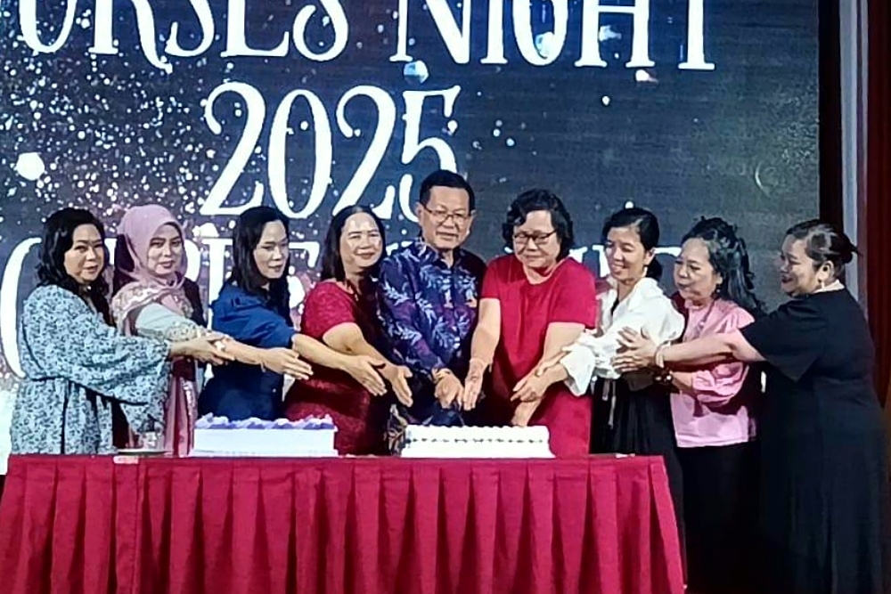 Sarawak minister warns of burnout cycle as severe nurse shortage strains healthcare system, urges federal support Sarawak Transport Minister Datuk Seri Lee Kim Shin (centre) joins senior nurses in the cake-cutting ceremony. — The Borneo Post pic