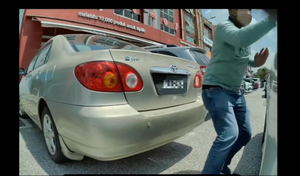 Police tracking down suspects behind Johor Tesla break-in, RM100,000 stolen Balveer said that initial investigations found that the incident took place at about 10.11am, when the victim parked his electric car with the doors locked. — Picture via Facebook