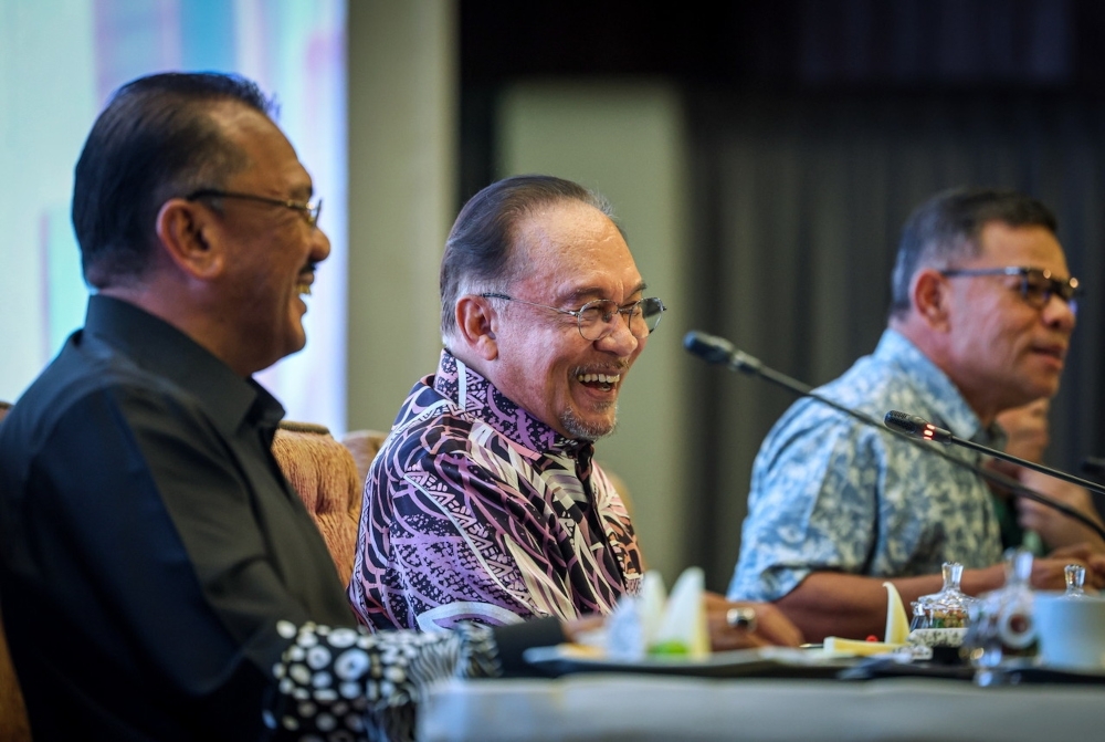 ‘Big sharks’ first, then ‘ikan bilis’: Govt aims to eradicate corruption, abuse of power within two to three years, says Anwar Prime Minister Datuk Seri Anwar Ibrahim at the Madani Malaysian Intellectuals Forum (FIM) Series 8 in Kuala Lumpur, September 30, 2025. — Bernama pic