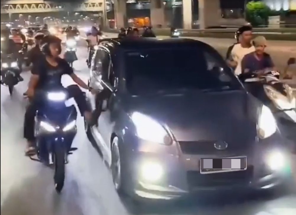 Two 16-year-olds remanded as cops wrap up probe into viral Myvi attack, case sent to DPP A screen grab shows a motorcyclist kicking at a Perodua Myvi in Puchong. The investigation paper on the viral case involving a group of men who surrounded and kicked a Perodua Myvi last Sunday will be referred to the Deputy Public Prosecutor’s (DPP) office today.