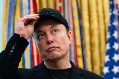 Elon Musk edges closer to becoming world’s first trillionaire as wealth hits US$500b Elon Musk’s net worth hit US$500.1 billion yesterday before dipping back to US$499.1 billion, the publication’s “Real-Time Billionaires” tracker reported. — AFP pic