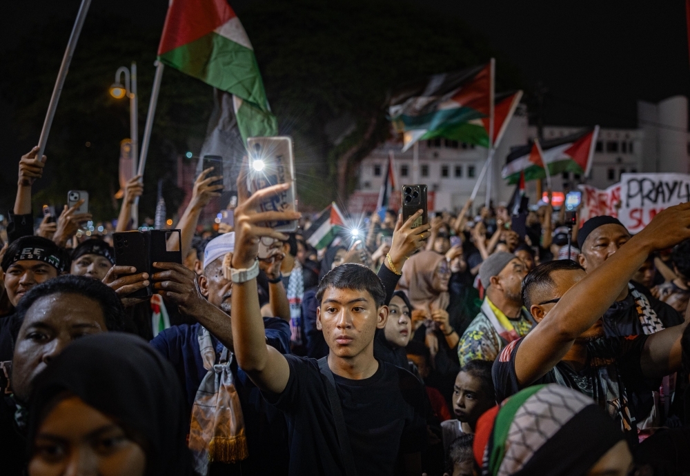 Malaysian embassy in Amman moves to secure legal protection for flotilla detainees Perak residents gathered at the Ipoh KTM station last night in solidarity with the Sumud Flotilla mission. The 9pm gathering saw participants carrying Palestinian flags, with many dressed in black to express Malaysia’s concern over the ordeal faced by GSF sailors earlier today. — Bernama pic