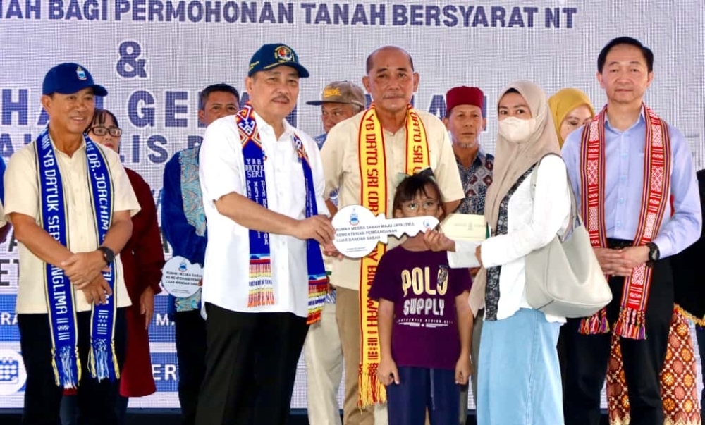 Hajiji rolls out Pitas projects with jobs boost and housing aid for newlyweds ahead of Sabah state poll Sabah Chief Minister Datuk Seri Hajiji Noor (second from left) presents a replica key for the Rumah Mesra SMJ to an eligible recipient during the groundbreaking ceremony for the Sabah Housing and Town Development Authority Housing and Commercial Lot Project at Kampung Taka, Pitas, held at the Pitas District Community Hall compound on October 4, 2025. — The Borneo Post pic