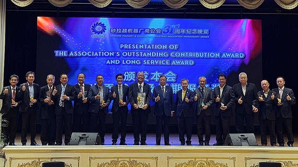 Abang Jo calls on Sarawak to dream big and rise like China through technology Abang Johari (seventh right) joins recipients of the association’s Outstanding Contribution Award and Long Service Award for a group photo at the event on October 4, 2025. — The Borneo Post pic