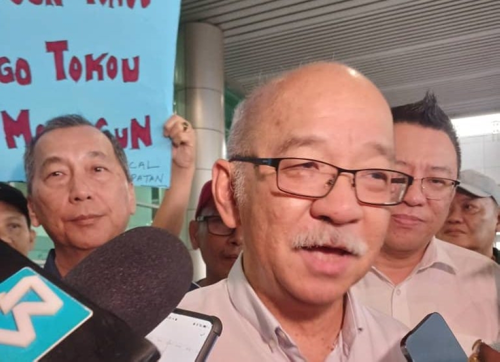 SAPP president: GRS will crumble before state polls, Sabah Bloc will take over SAPP president Yong Teck Lee says he expects the Gabungan Rakyat Sabah coalition to fall apart by nomination day, paving the way for a new local-based Sabah Bloc. — The Borneo Post pic