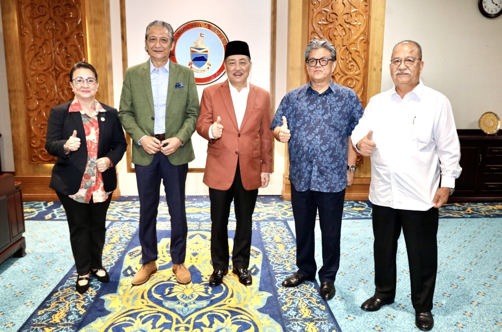 ‘STAR Five’ break ranks, stick with GRS ahead of Sabah polls From left: Datuk Flovia Ng, Datuk Annuar Ayub, caretaker Chief Minister Hajiji Noor, Datuk Ellron Angin, and Datuk Abidin Madingkir.