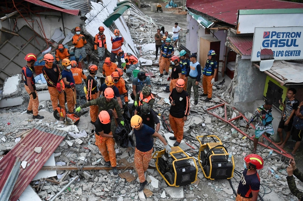 Powerful 7.4-magnitude quake strikes southern Philippines, tsunami warning issued