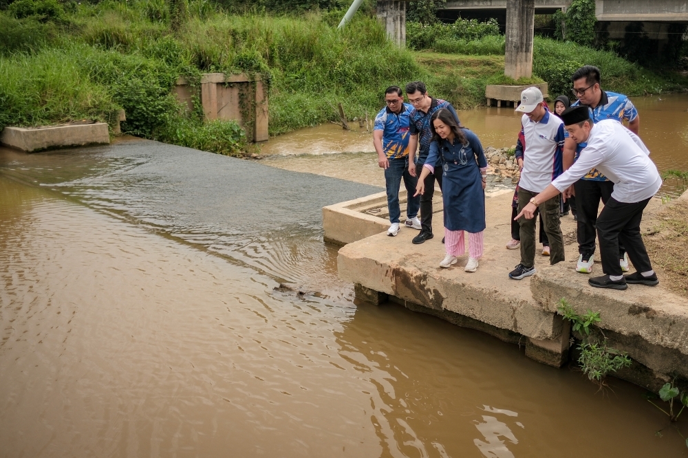 Teo Nie Ching says RM2 billion Madani Salam project key to boosting Malaysia’s digital infrastructure Deputy Communications Minister Teo Nie Ching (third left) looks at tilapia and lampam fish released during the Gotong-Royong Perdana Kulai parliamentary programme held in conjunction with Habitat Day at Kampung Melayu Bukit Batu today. — Bernama pic