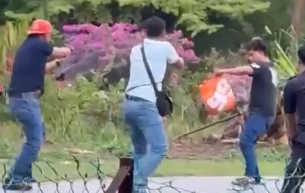 Police arrest man wielding meat cleaver in Taman Jasa Ijok rampage (VIDEO) A still shows plain-clothes and uniformed policemen confronting a man brandishing a cleaver in Taman Jasa Ijok, Bestari Jaya.