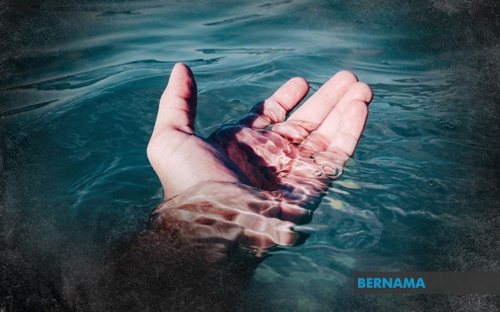 Body of unidentified man found floating in Melaka River, police rule out foul play Melaka Tengah district police chief ACP Christopher Patit said the victim, who was dressed in trousers and a shirt, was found floating face down in the river at about 4.45pm on Monday. — Picture via X/Bernama