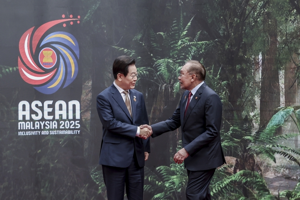 Anwar: Asean-South Korea partnership can drive inclusive growth and open markets Prime Minister Datuk Seri Anwar Ibrahim welcomes South Korean President Lee Jae Myung, at the 47th Asean Summit and Related Summits at the Kuala Lumpur Convention Centre (KLCC), October 27, 2025. — Bernama pic