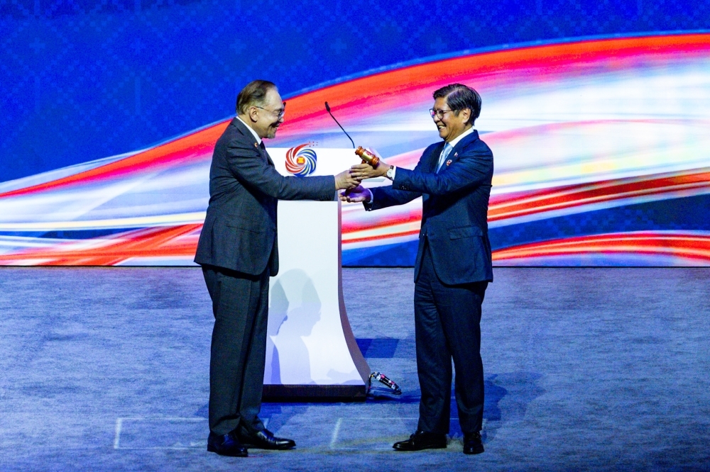 Malaysia passes Asean Chairmanship baton to the Philippines