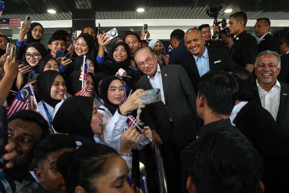 Anwar launches IJN University College with call for compassionate healthcare Prime Minister Datuk Seri Anwar Ibrahim takes photos with students while he attends the launch of the IJN University College in Kuala Lumpur on November 4, 2025. — Picture by Yusof Isa