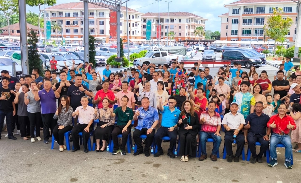 At children’s day event, Tiong reminds school wardens of their responsibilities and urges parents to get involved Datuk Seri Tiong King Sing has urged the wardens to ensure that ‘everything must be in order’. — The Borneo Post pic