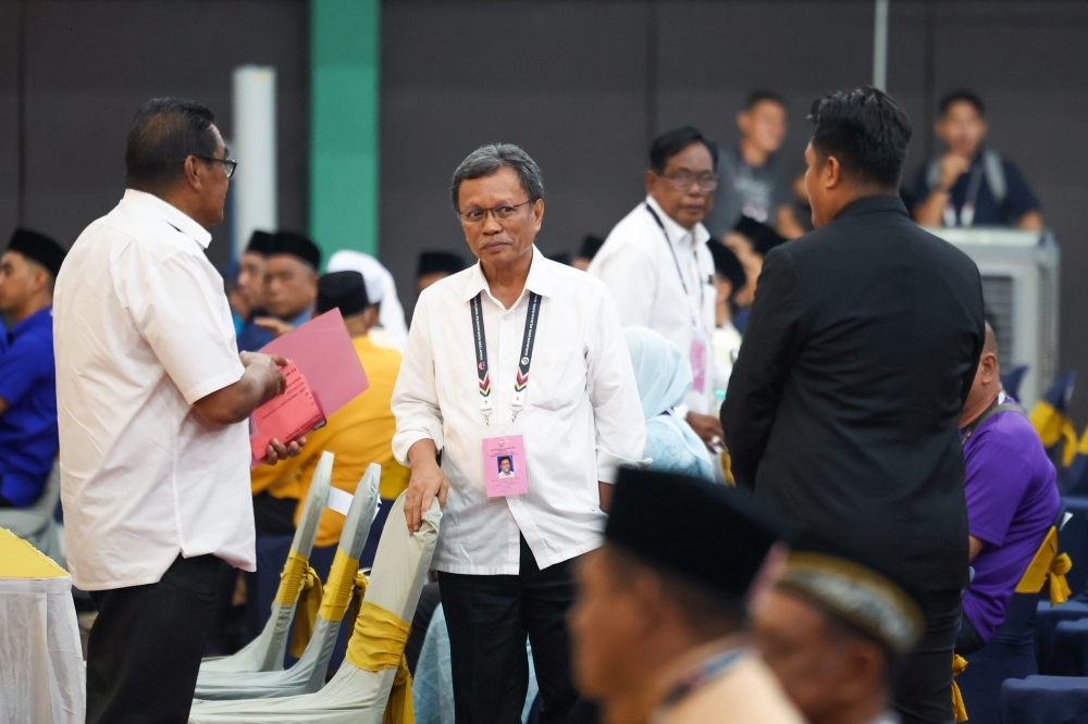 Shafie faces five-way fight to keep Senallang seat in Sabah elections Warisan president Datuk Seri Mohd Shafie Apdal submits his nomination papers for the Senallang seat at Dewan Arena Masyarakat Semporna, Semporna today. — Bernama pic
