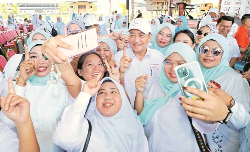 No room for mistakes: Hajiji urges Sabah voters to back GRS for proven track record Datuk Seri Haji Hajiji Haji Noor obliging requests for photograph from members of his election machinery. — Daily Express pic