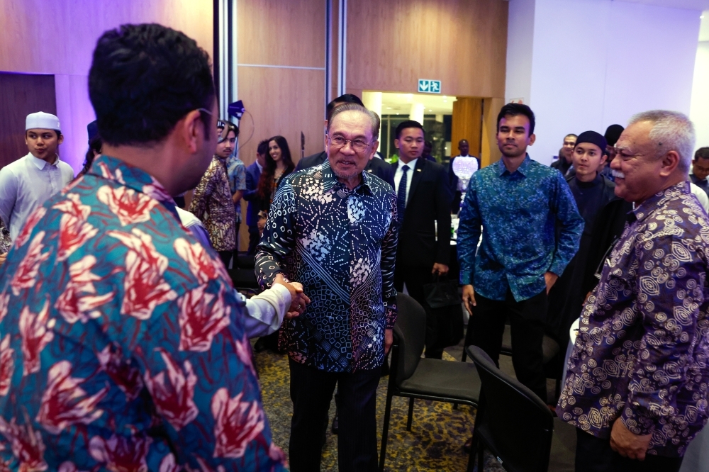 Anwar to attend G20 Leaders’ Summit meetings, leaders’ dinner hosted by Ramaphosa Prime Minister Datuk Seri Anwar Ibrahim shares a warm moment with Malaysians in South Africa during a dinner and get-together with the Malaysian diaspora, at a hotel in Johannesburg November 21, 2025. — Bernama pic