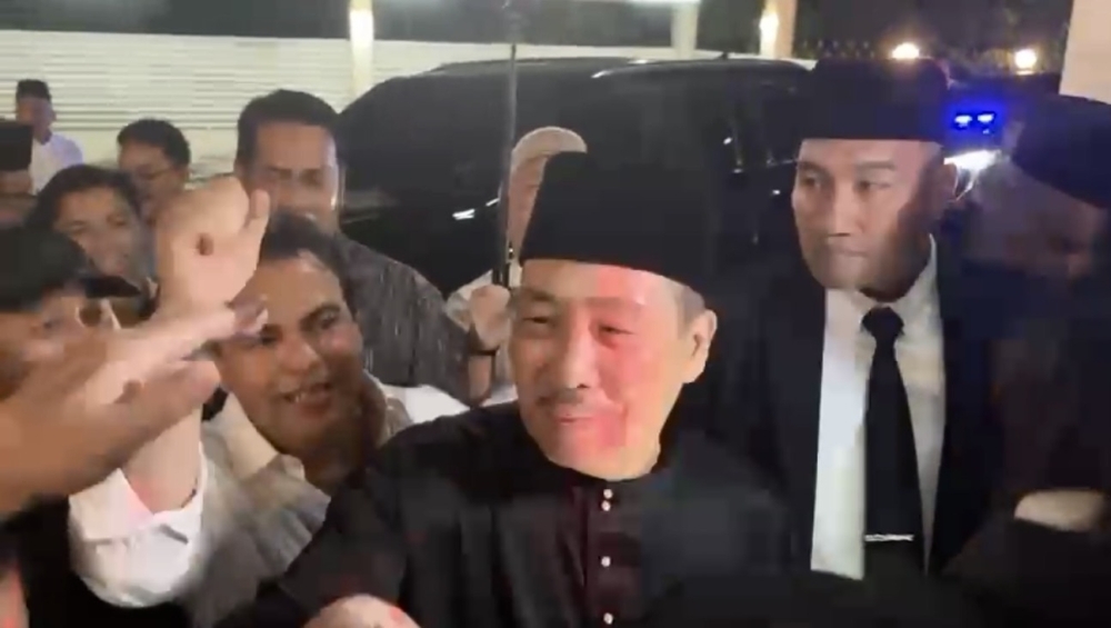 Live updates: Hajiji Noor arrives at Seri Gaya, greeted with congratulations Hajiji Noor arrives at Seri Gaya, greeted with congratulations. — Picture by Julia Chan