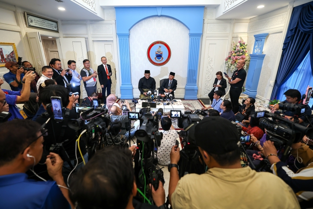 Grassroots revolt as GRS and Upko wings reject BN’s entry into Sabah govt Deputy Chief Minister I and Works and Utilities Minister Datuk Seri Dr Joachim Gunsalam (right) holds a press conference following the swearing-in of Sabah state Cabinet ministers at the Chief Minister’s official residence in Sri Gaya today. — Bernama pic