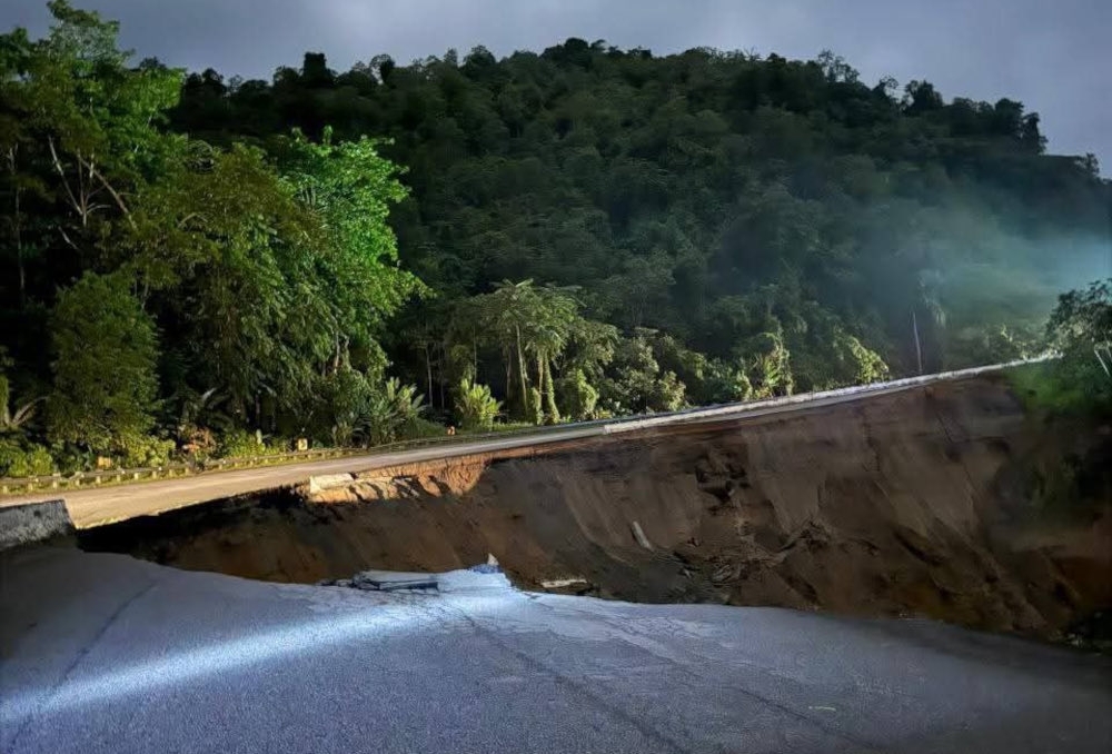 Kelantan landslide closes Lojing-Gua Musang road near Pos Blau Gua Musang district police chief Superintendent Sik Choon Foo said the incident had been detected two days ago, but initially involved only minor rockfalls. — Picture from X/@bencanamalaysia