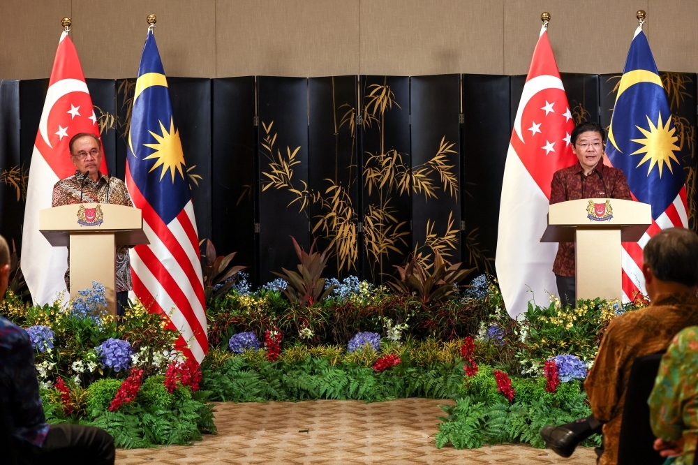Malaysia respects Singapore’s legal process on drug cases, says PM Anwar Prime Minister Datuk Seri Anwar Ibrahim and Singapore Prime Minister Lawrence Wong speak at their joint session during the 12th Malaysia–Singapore Leaders’ Retreat at The Ritz-Carlton, Millenia, Singapore December 4, 2025. — Bernama pic