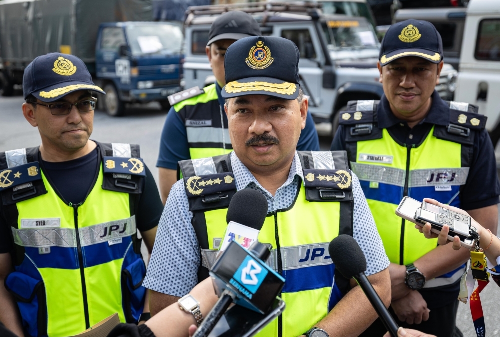 Three years operating illegally: JPJ seizes school bus ferrying tourists in Cameron Highlands Senior RTD enforcement director Datuk Muhammad Kifli Ma Hassan answers questions from the media during the Integrated Operation-Commercial Vehicle Enforcement at JPJ Cameron Highlands, December 5, 2025. — Bernama pic
