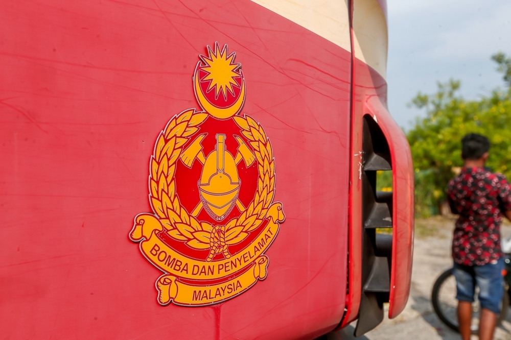 Falling tree kills motorcyclist on busy Melaka road, teen Myvi driver narrowly escapes same fate A Perodua Myvi driver narrowly escaped with injuries after a tree crushed a 22-year-old motorcyclist to death on Tun Razak–Ayer Keroh Road near Taman Delima Raya, Melaka on December 6, 2025. — Picture by Raymond Manuel