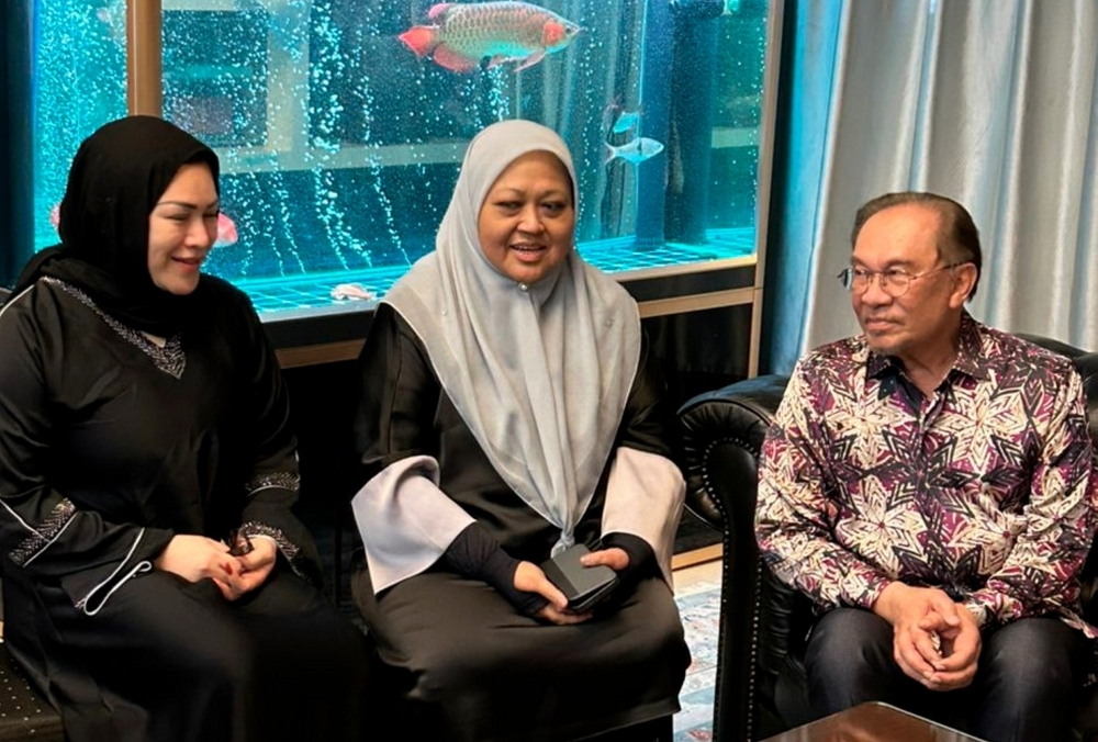 Anwar visits Bung Moktar’s family, calls late Sabah leader ‘a great loss to the nation’ Prime Minister Datuk Seri Anwar Ibrahim visits the family of the late Datuk Seri Bung Moktar Radin at their home in Damai, Kota Kinabalu December 6, 2025. — Bernama pic