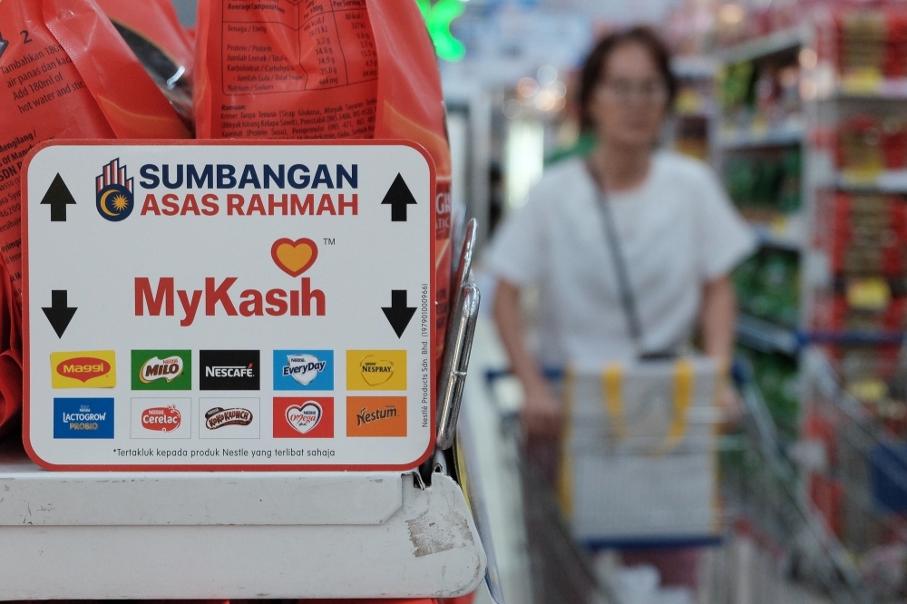 Government upgrades servers for next Sara aid round, expands retailer list to over 8,000 shops Datuk Johan Mahmood Merican says improved servers and 8,000-plus retailers will prevent a repeat of congestion seen during the first rollout of the RM100 Sara aid programme. — Picture by Yusof Isa