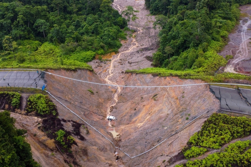 JKR did not move barriers at Hulu Terengganu SUV ravine crash site, minister vows probe Works Minister Datuk Seri Alexander Nanta Linggi has clarified that the road barriers at the site of a recent Hulu Terengganu SUV accident, where a vehicle plunged 60 metres into a ravine, were not moved by the Public Works Department (JKR). — Bernama pic