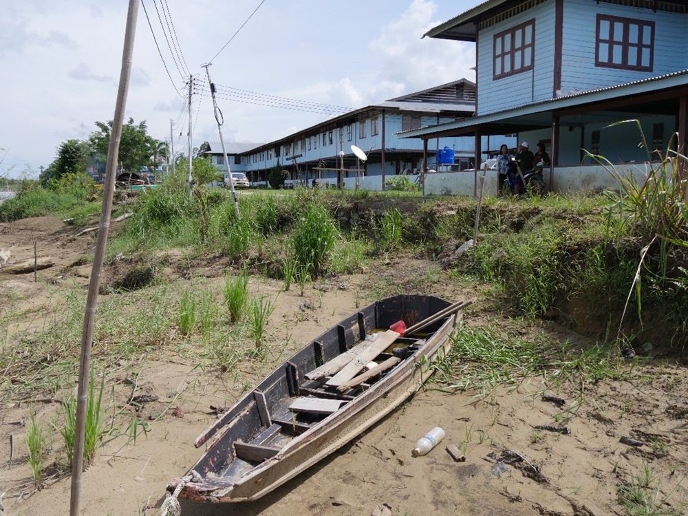 Erosion-hit Long Ikang longhouse in Sarawak at risk of being swept away in next flood, SAVE Rivers warns Due to severe erosion over the decades, the river’s edge is now just metres away from the settlement. — The Borneo Post pic