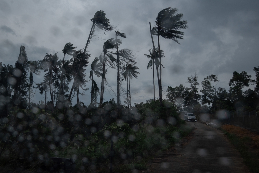 Continuous heavy rain forecast until Thursday in Terengganu, Pahang and Johor Continuous heavy rain is expected in parts of Terengganu, Pahang, and Johor from today until Thursday. — Bernama pic