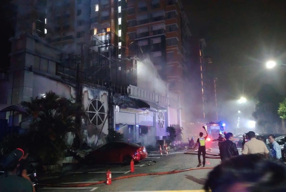 Hotel banquet hall fire in Melaka forces guests to evacuate, one hospitalised (VIDEO) Almost 1,400 staff from a cleaning company were attending the event when smoke and flames were spotted from the roof at the rear of the hall, prompting the emcee to order an immediate evacuation. — Picture from Facebook/Kelab Info Malaysia