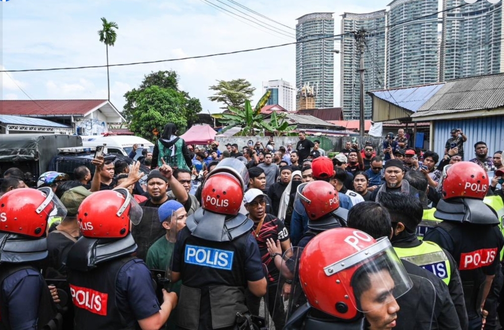 Eight to face charges over Kampung Sungai Baru clash that injured ex-Dang Wangi police chief A court-ordered eviction at Kampung Sungai Baru in Kuala Lumpur resulted in a violent protest that led to the Dang Wangi police chief being struck with a stone on September 11, 2025. — Picture from Facebook/Anwar Ibrahim