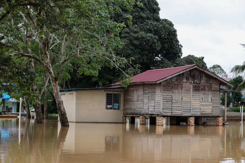 Flood situation stable in Johor, Melaka and Pahang, evacuee numbers largely unchanged Flood-hit homes following continuous heavy rain on Friday and Saturday, as seen during a Bernama survey in Kampung Seberang Batu Badak in Segamat, Johor, December 29, 2025. — Bernama pic