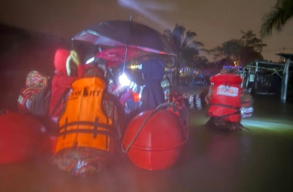 Flooding hits several areas in Kuching, evacuations carried out in early hours of New Year’s Day The evacuation process being carried out at Kampung Segedup. — The Borneo Post pic