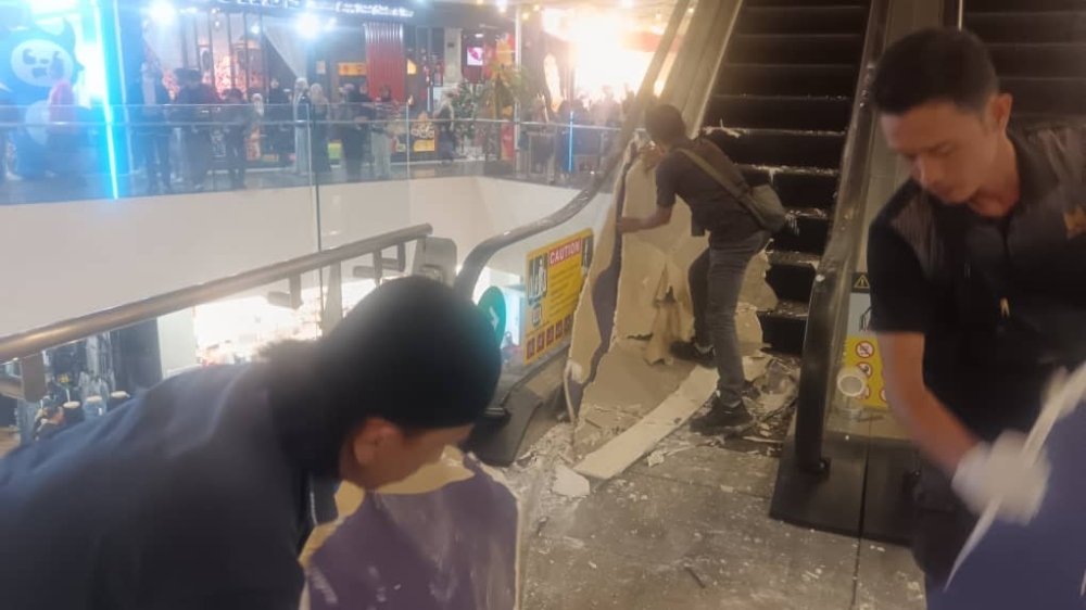 Ceiling at Plaza Merdeka in Kuching drops on NYE, shoppers unharmed Plaza Merdeka staff cleaning up the debris from the fallen ceiling. — The Borneo Post pic