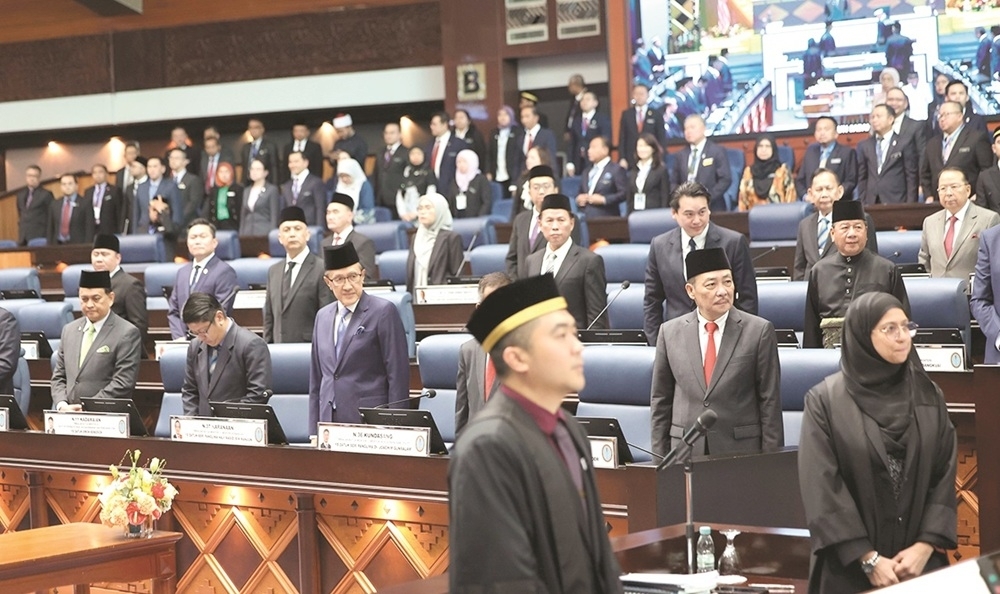 GRS returns to power in Sabah, pledges continuity under SMJ 2.0 development plan Datuk Seri Hajiji Noor and other elected representatives during the swearing-in ceremony last December 11. — Daily Express pic