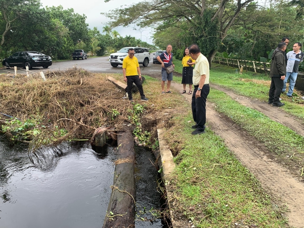 Sarawak agencies told to act after flash floods hit parts of Miri Sarawak Transport Minister Datuk Seri Lee Kim Shin (centre) inspects one of the drains in Senadin during his inspection on flood situation in the area on Sunday morning. — The Borneo Post